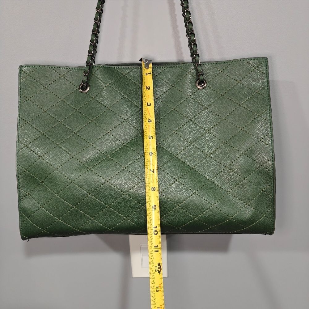 🐢 Green Quilted Vegan Leather Tote. Convertible Strap. - Picture 6 of 15